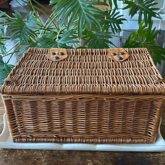 Vintage French Country Wicker Splint Wood Picnic Basket w/ Handle Leather Straps - Picture 3 of 13